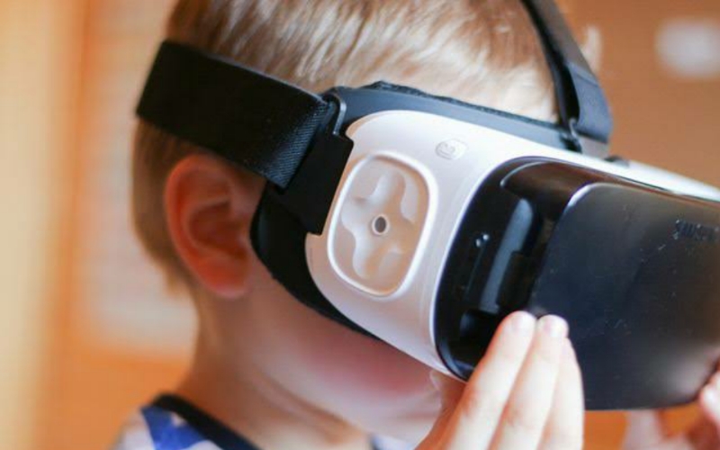Gak Perlu Takut lagi, Kini Sunat Sudah Bisa Sambil Bermain Game Pakai VR