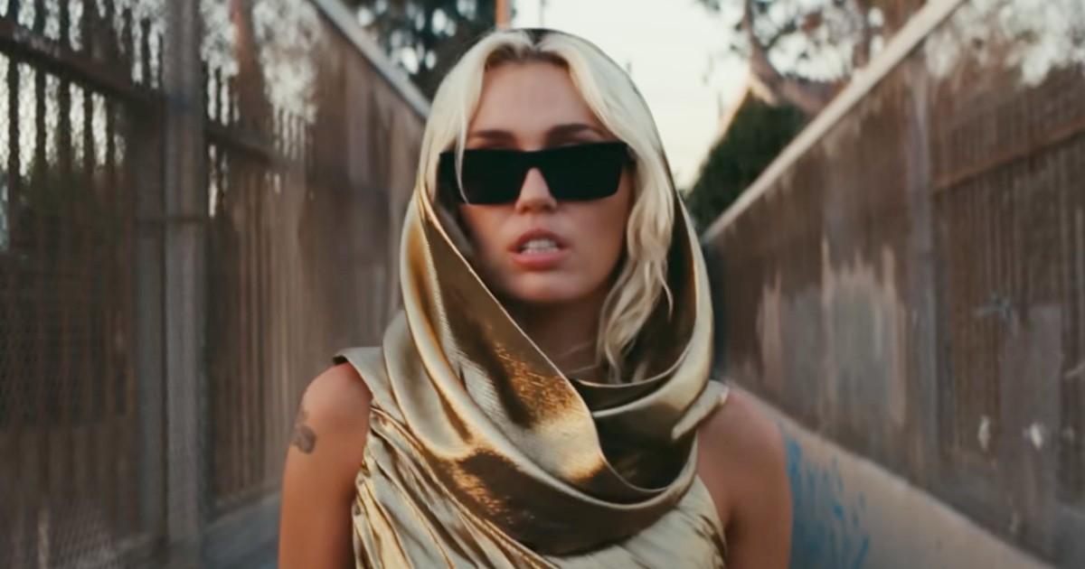 video clip lagu flowers Miley Cyrus