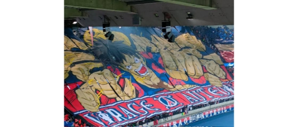 Fans PSG Bentang banner Luffy di UCL melawan Bayern Munchen