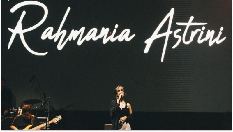 Mengenal Rahmania Astrini: Special Guest di Konser Coldplay