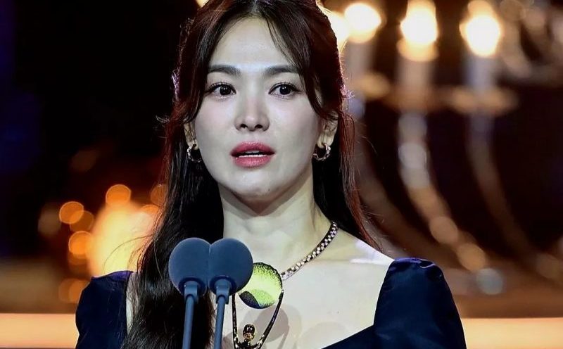Song Hye Kyo Raih Daesang di Blue Dragon Series Awards 2023