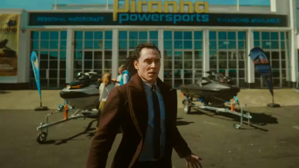Loki berada di depan toko Jetski