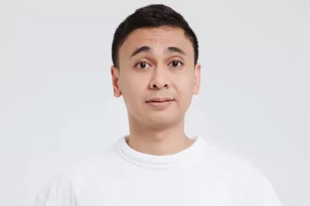 Sosok publik figur yang kecanduan main gim Footbal Manager alias game simulasi manajer sepak bola.